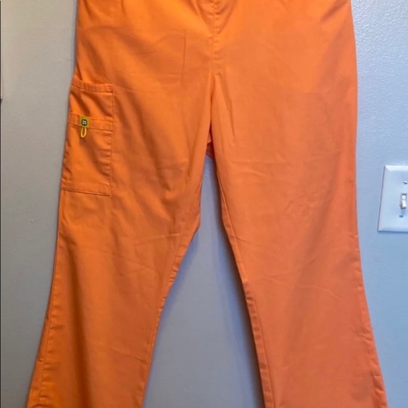 Coral WonderWink scrub set. - Picture 3 of 4